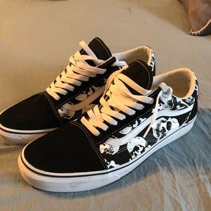 Men’s vans off the wall with skulls like new